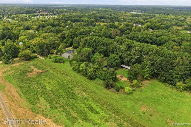 5824 Mack Road, Howell, MI 48855