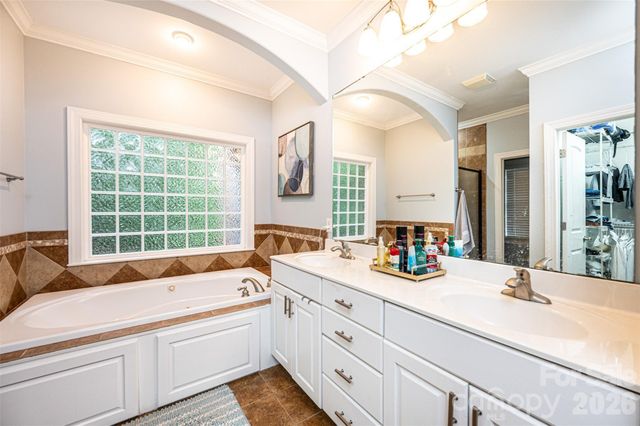 1718 30th Avenue Place NE, Hickory, NC 28601