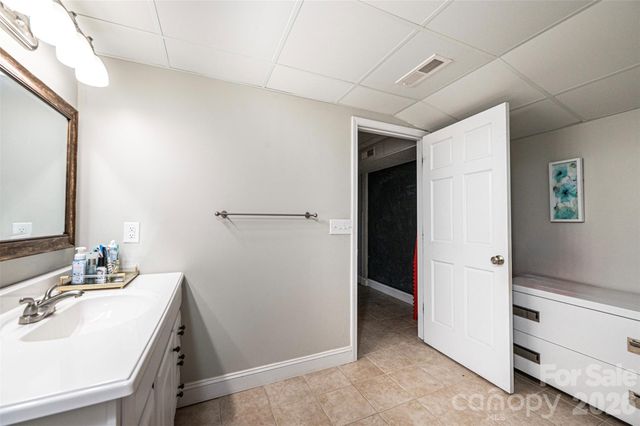 1718 30th Avenue Place NE, Hickory, NC 28601