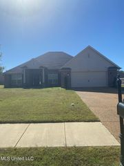 8699 N Courtly Circle, Olive Branch, MS 38654