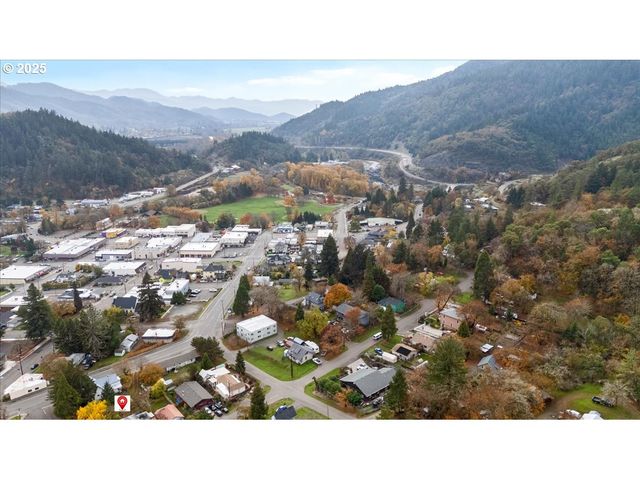 606 Nw NICHOL Ave, Myrtle Creek, OR 97457