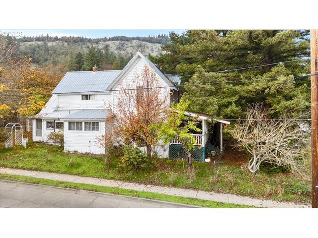 606 Nw NICHOL Ave, Myrtle Creek, OR 97457