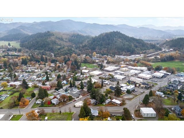 606 Nw NICHOL Ave, Myrtle Creek, OR 97457