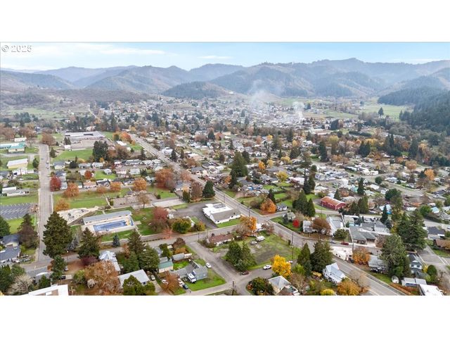 606 Nw NICHOL Ave, Myrtle Creek, OR 97457