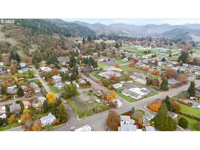 606 Nw NICHOL Ave, Myrtle Creek, OR 97457