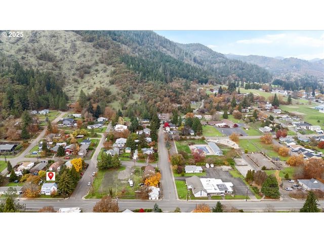 606 Nw NICHOL Ave, Myrtle Creek, OR 97457