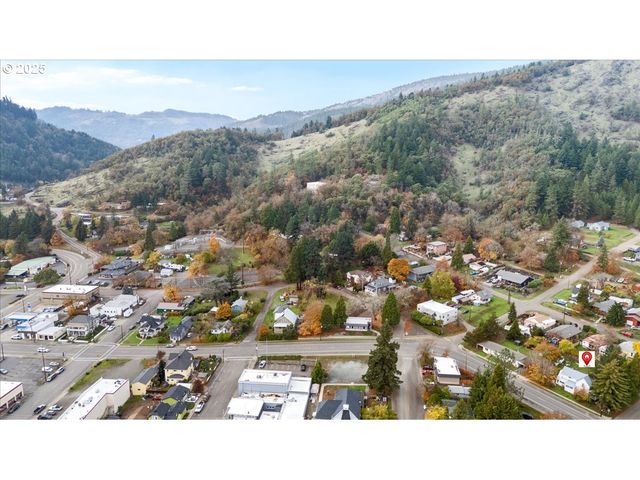 606 Nw NICHOL Ave, Myrtle Creek, OR 97457