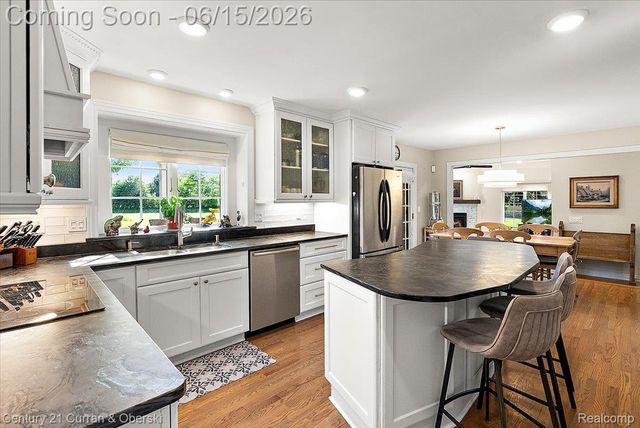 37125 Fox Glen, Farmington Hills, MI 48331