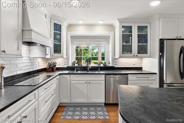 37125 Fox Glen, Farmington Hills, MI 48331