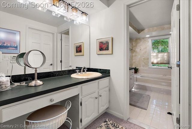 37125 Fox Glen, Farmington Hills, MI 48331