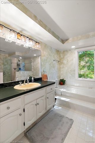 37125 Fox Glen, Farmington Hills, MI 48331