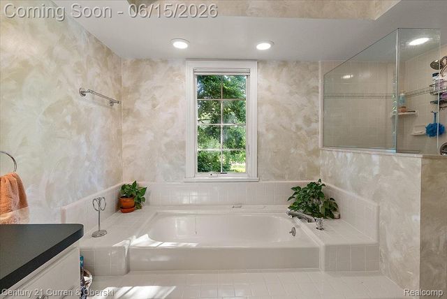37125 Fox Glen, Farmington Hills, MI 48331