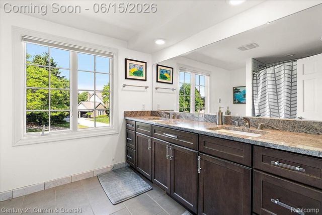 37125 Fox Glen, Farmington Hills, MI 48331