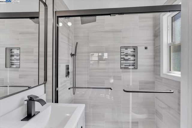 3300 Harrison St, Oakland, CA 94611