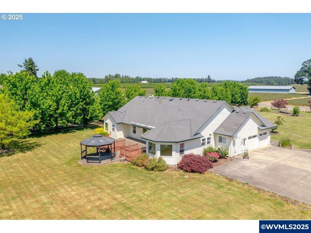 Image 2 of property listing at 17780 SE Wallace Rd, Dayton, OR 97114