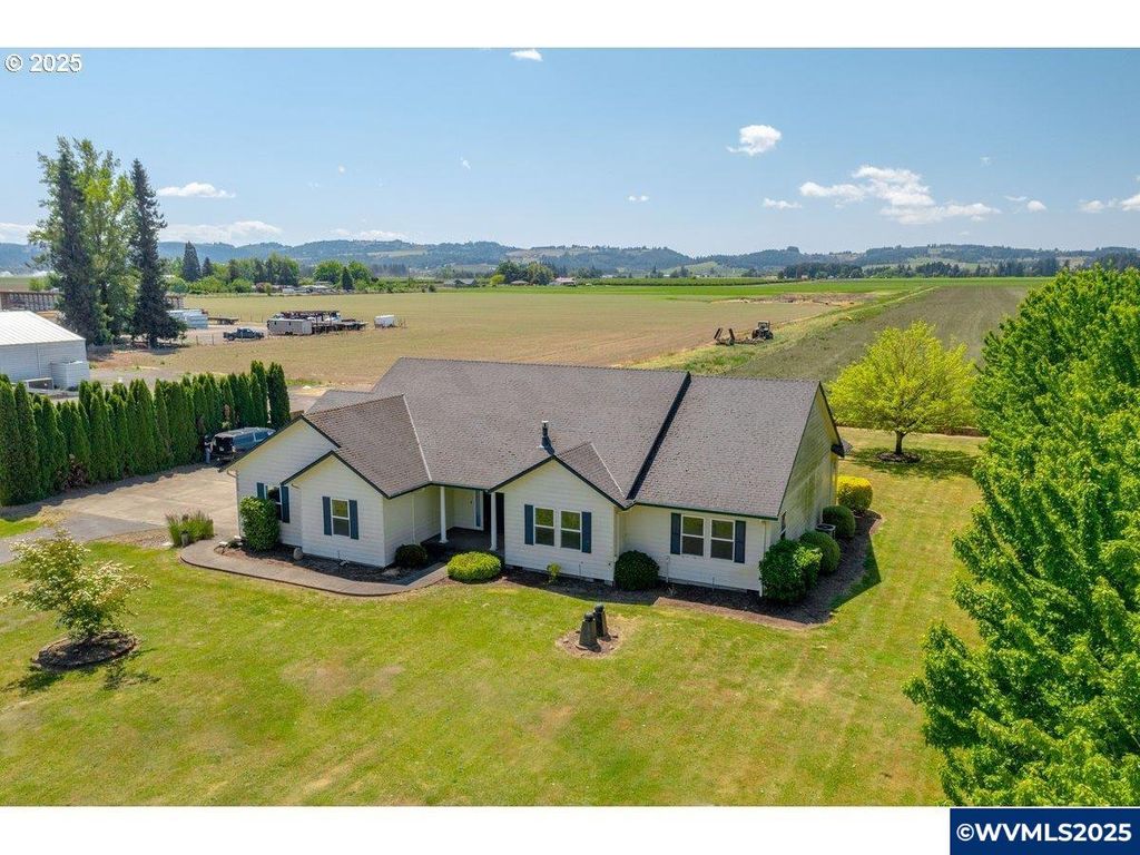 Image 4 of property listing at 17780 SE Wallace Rd, Dayton, OR 97114