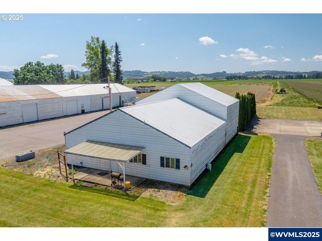 Image 5 of property listing at 17780 SE Wallace Rd, Dayton, OR 97114