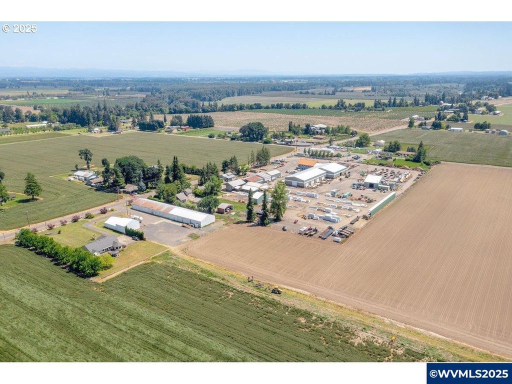 Image 7 of property listing at 17780 SE Wallace Rd, Dayton, OR 97114