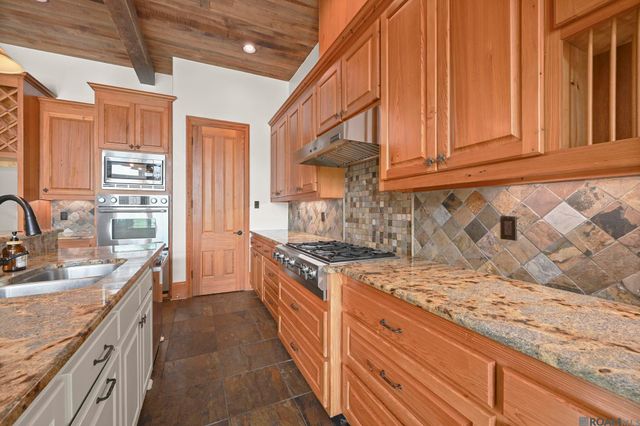 12274 Oak Colony Dr, Geismar, LA 70734