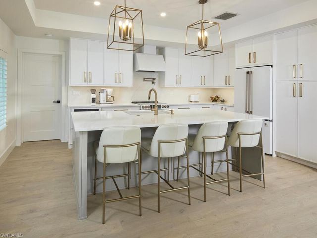 1080 13th ST N, Naples, FL 34102