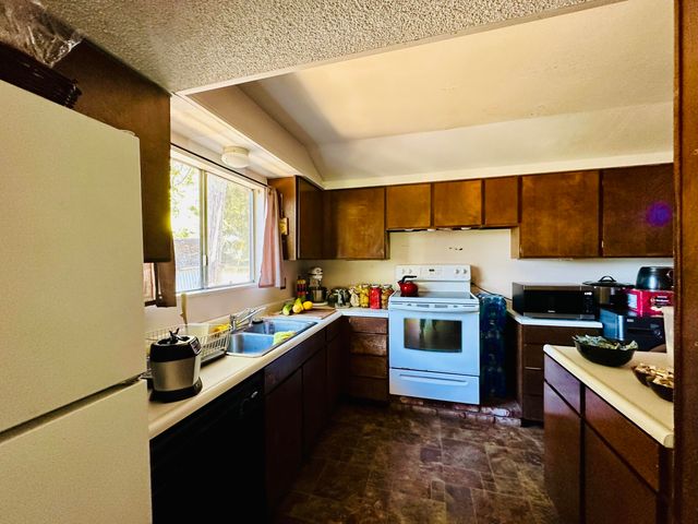 176 Rusk Lane, Redway, CA 95560