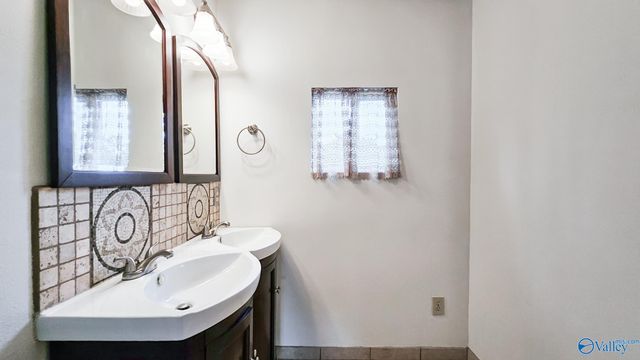 215 Turnbrook Drive SW, Huntsville, AL 35824