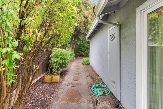 2317 E 8th St, Davis, CA 95618