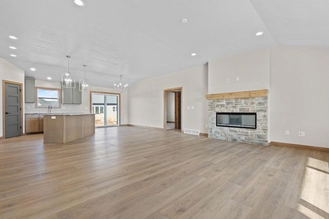 1400 DIVINITY DRIVE, De Pere, WI 54115