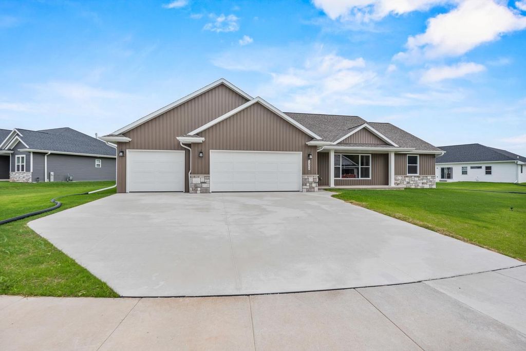 1400 DIVINITY DRIVE, De Pere, WI 54115