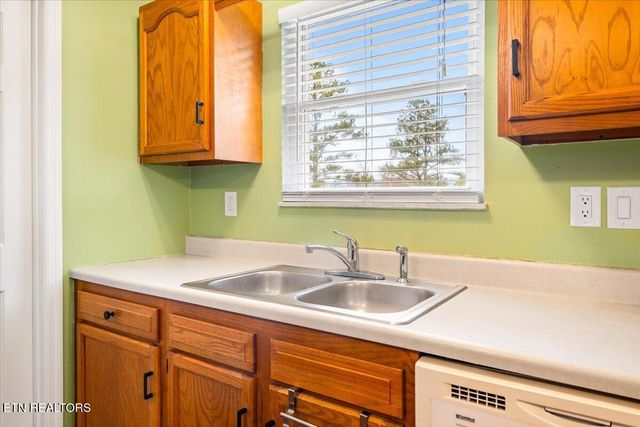 451 Hollifield Drive, Jacksboro, TN 37757