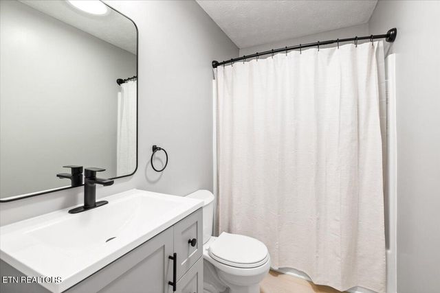 451 Hollifield Drive, Jacksboro, TN 37757