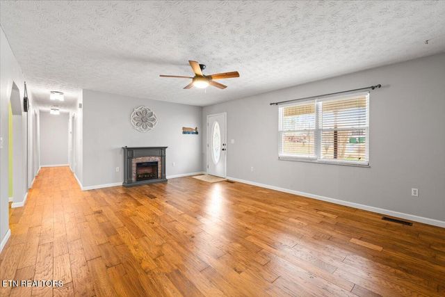 451 Hollifield Drive, Jacksboro, TN 37757