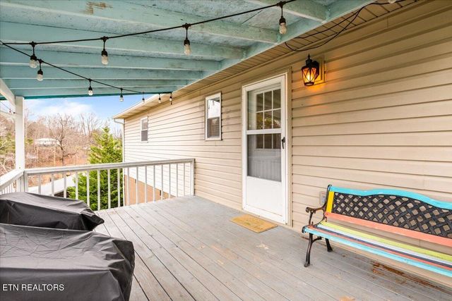 451 Hollifield Drive, Jacksboro, TN 37757