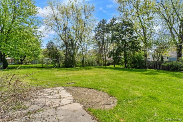 18792 Old Homestead Drive, Harper Woods, MI 48225