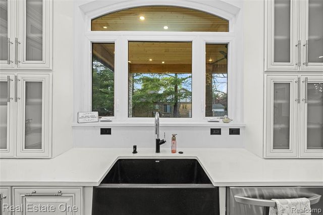 5321 Rochester Road, Troy, MI 48058