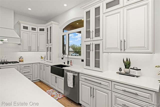 5321 Rochester Road, Troy, MI 48058