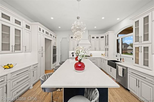 5321 Rochester Road, Troy, MI 48058