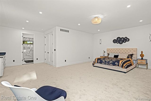 5321 Rochester Road, Troy, MI 48058