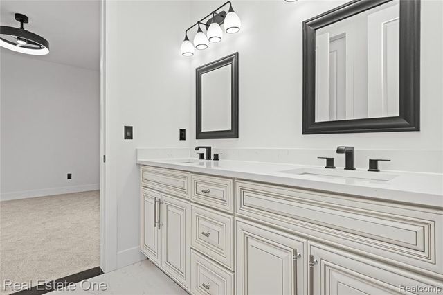 5321 Rochester Road, Troy, MI 48058