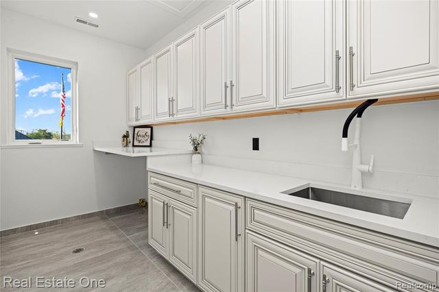 5321 Rochester Road, Troy, MI 48058