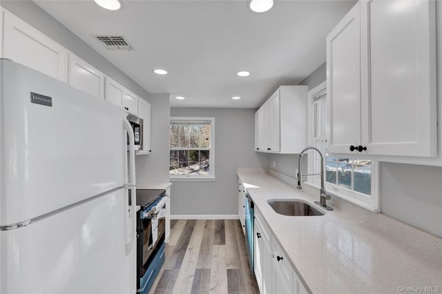 81 Oakside Road, Smithtown, NY 11787