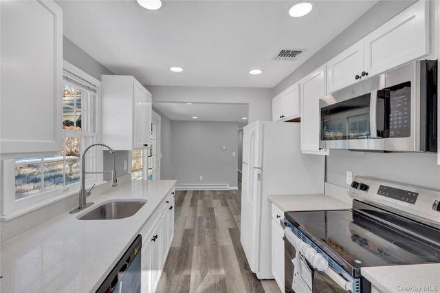 81 Oakside Road, Smithtown, NY 11787