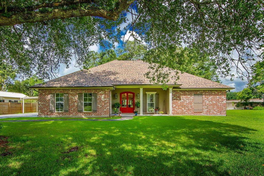127 Horseshoe Rd, Schriever, LA 70395