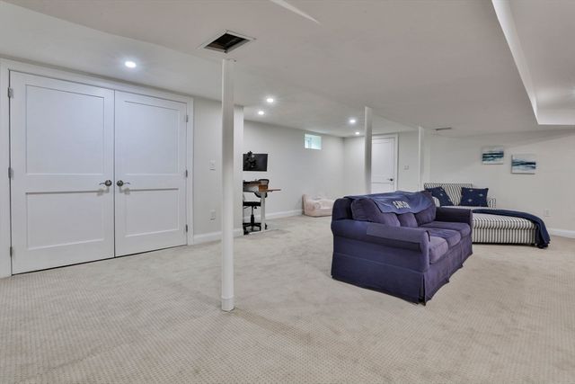 11 Gerry Rd, Lynnfield, MA 01940