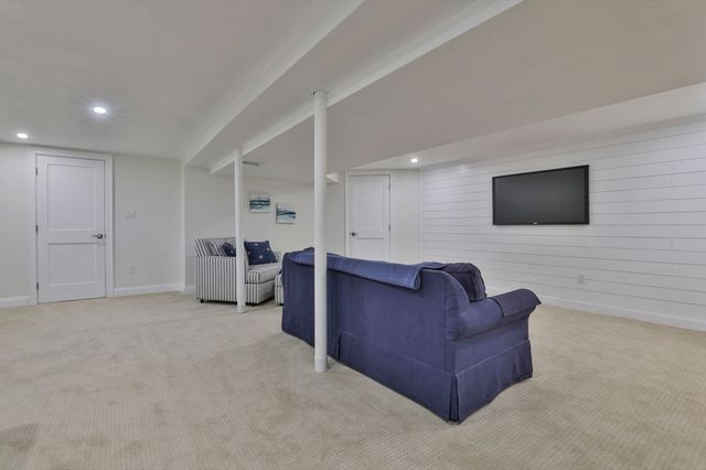 11 Gerry Rd, Lynnfield, MA 01940