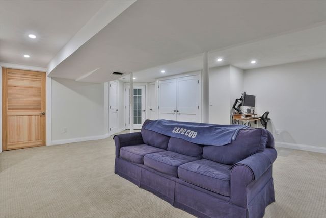 11 Gerry Rd, Lynnfield, MA 01940