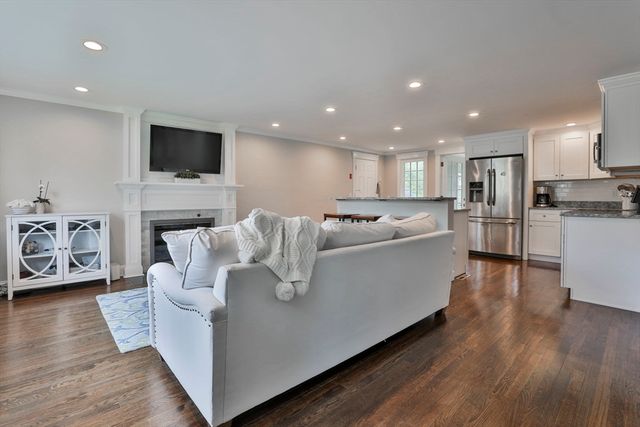 11 Gerry Rd, Lynnfield, MA 01940