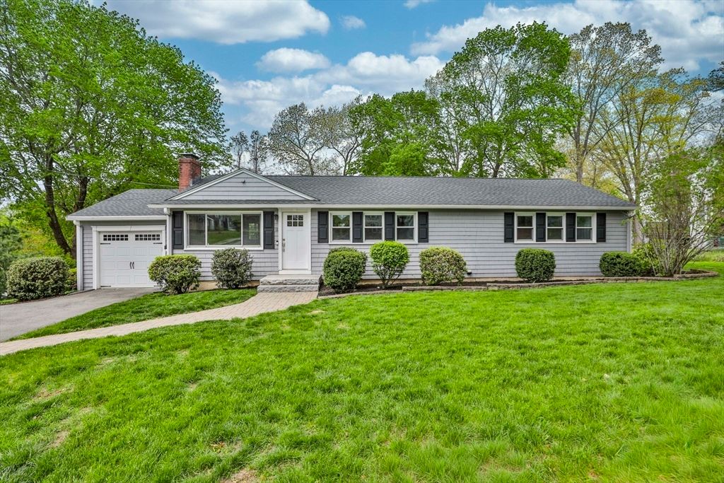 11 Gerry Rd, Lynnfield, MA 01940