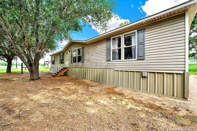 7205 County Road 401, Floresville, TX 78114