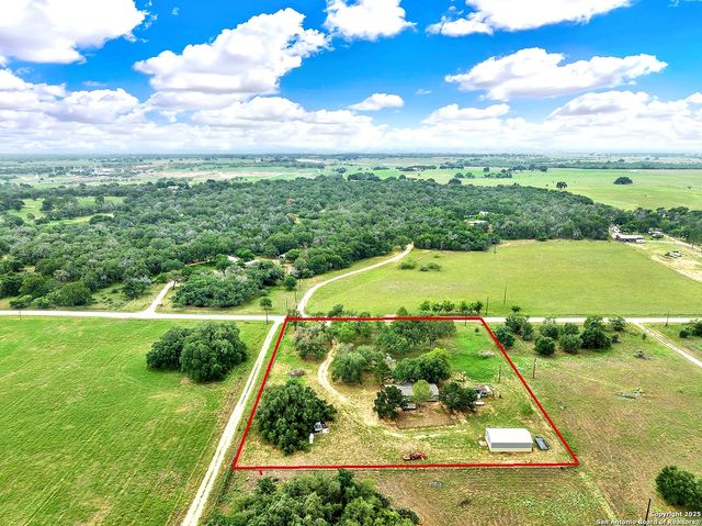 7205 County Road 401, Floresville, TX 78114